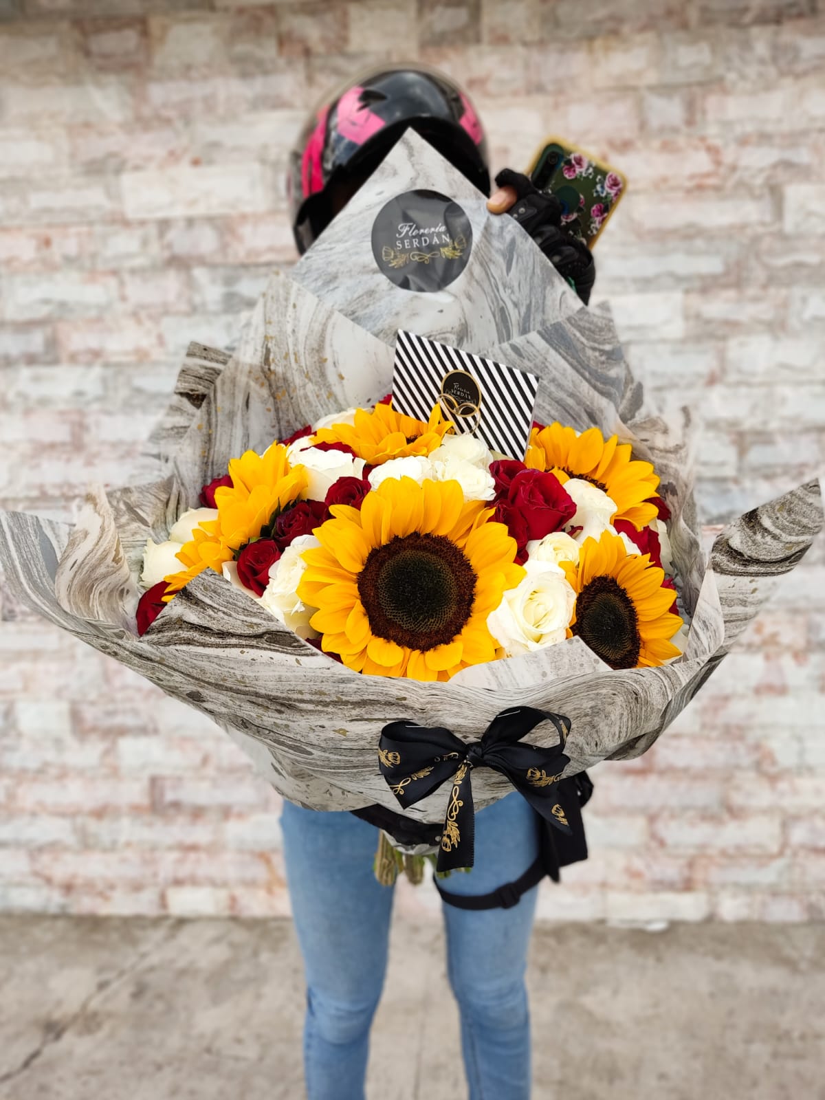 Ramo de 48 rosas con 5 girasoles