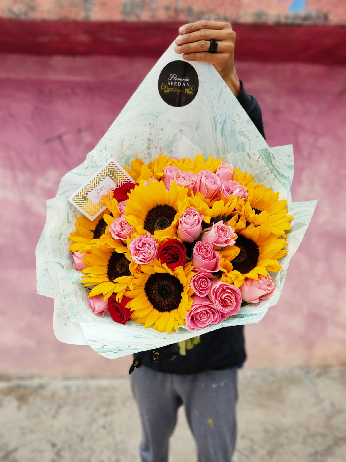 Ramo de 48 rosas con 10 girasoles