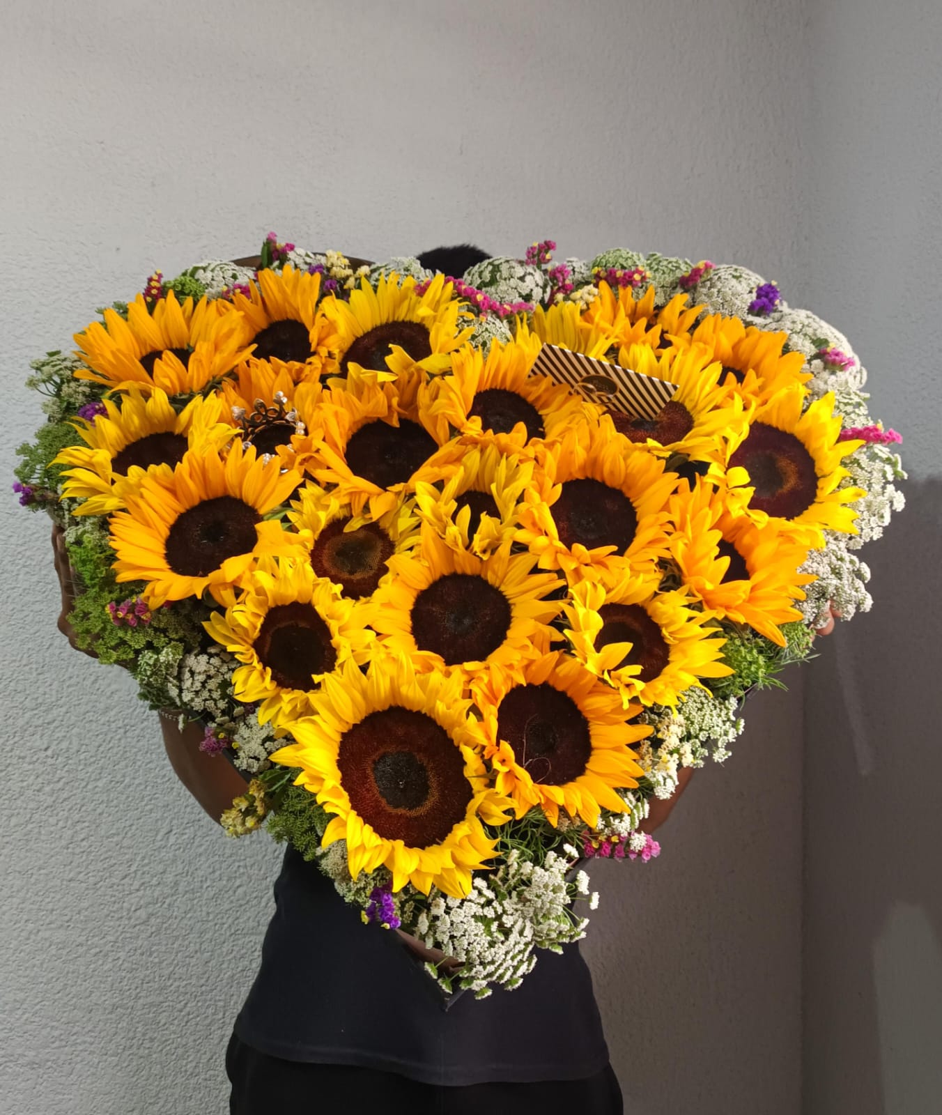 Corazón grande de girasoles