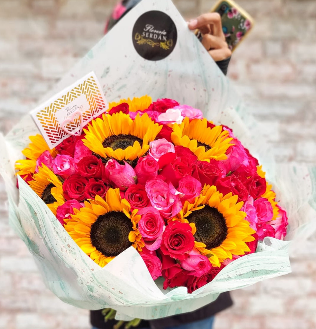 Ramo de 100 rosas con 10 girasoles