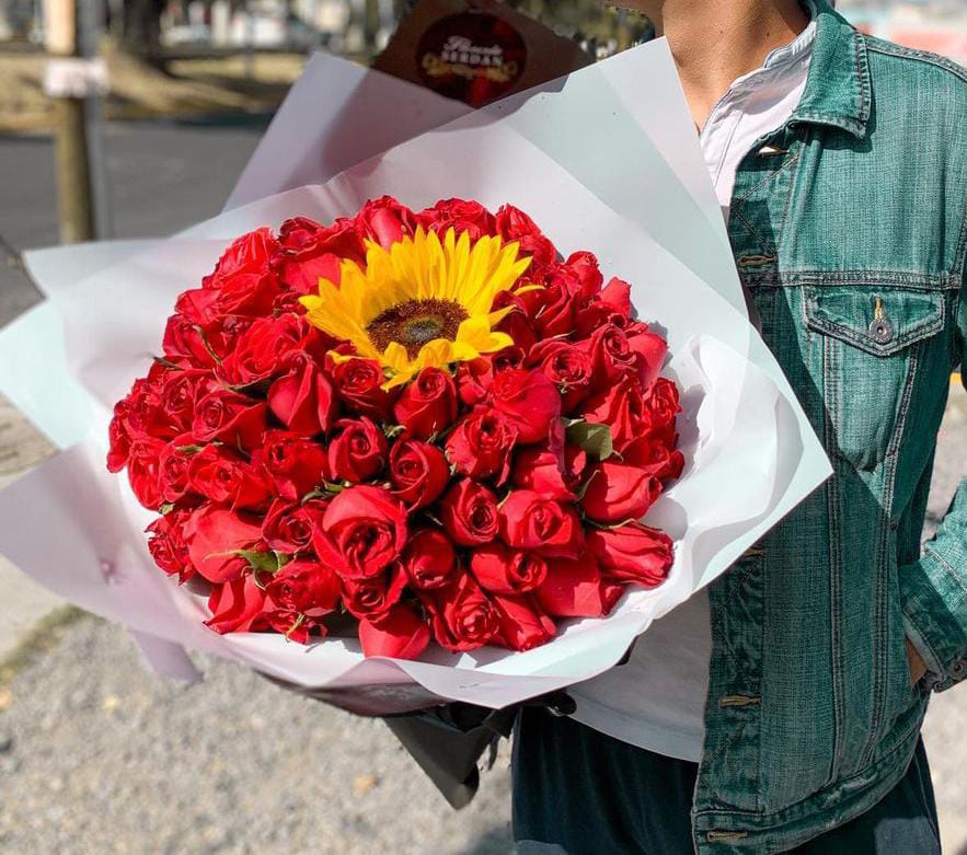 Ramo de 100 rosas con 1 girasol