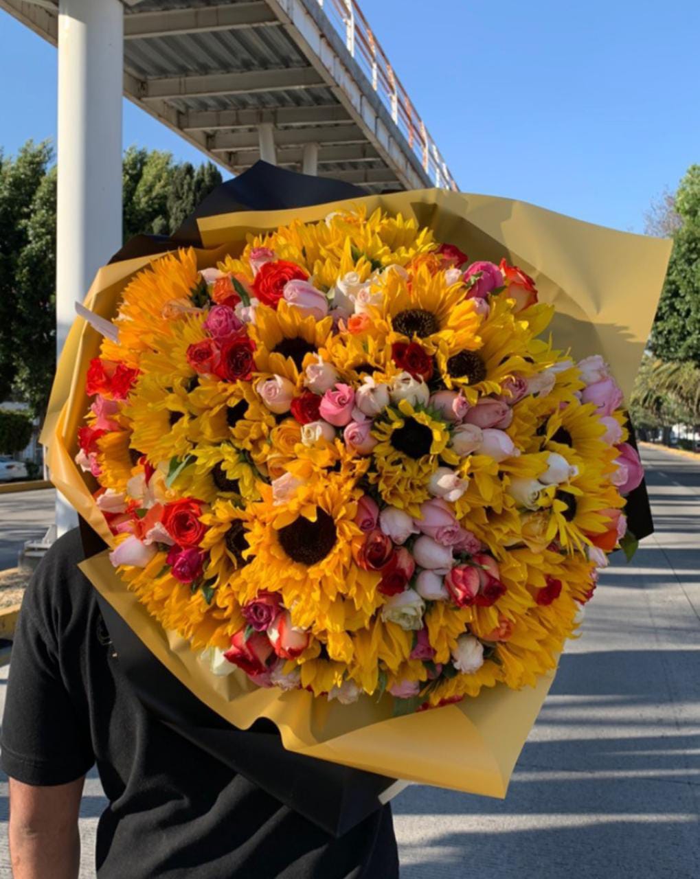 Ramo de 500 rosas con 40 girasoles