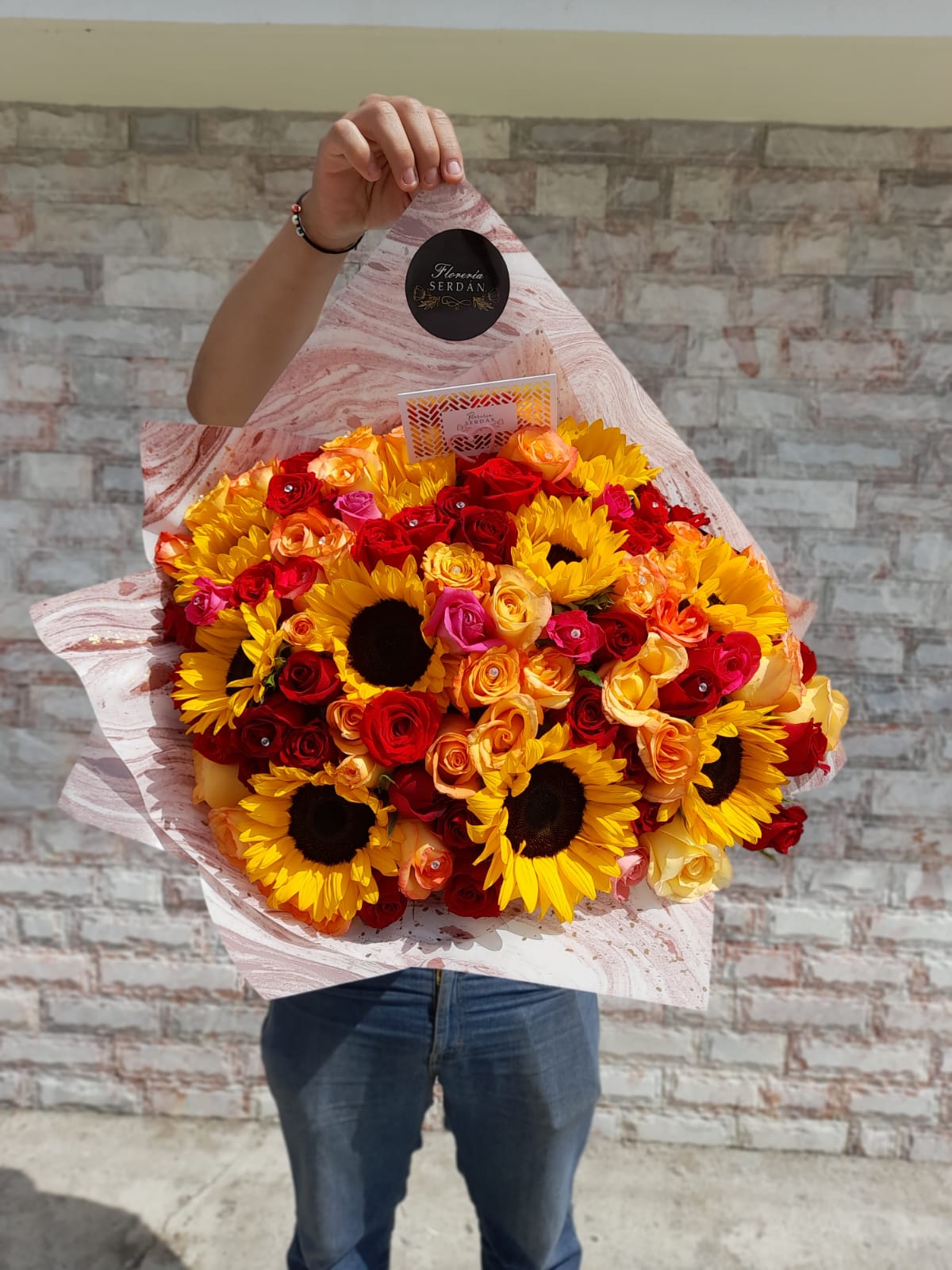 Ramo de 200 rosas con 10 girasoles