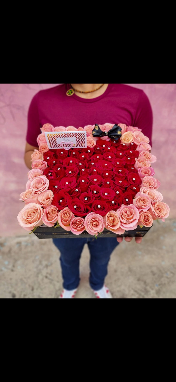 Caja cuadrada de rosas