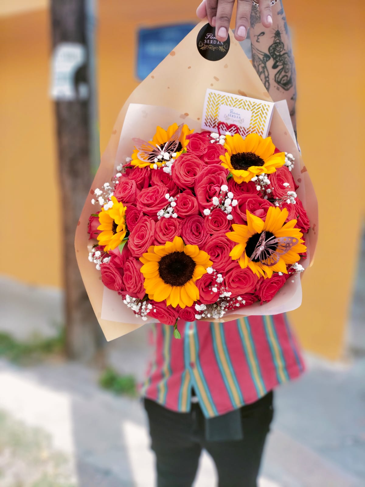 Ramo de 48 rosas con 5 girasoles